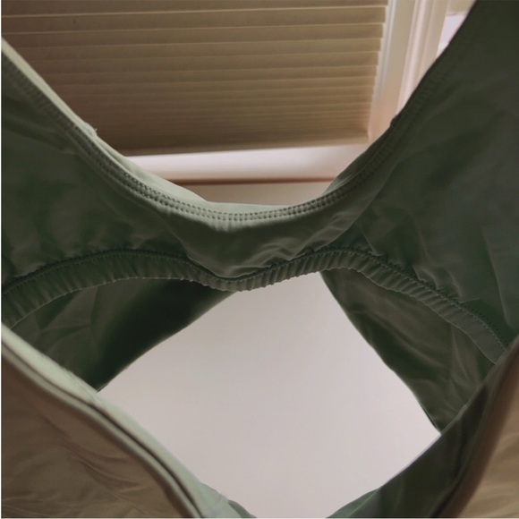 Amazon women’s cropped green tank top small with build in bra for workouts - Picture 8 of 8